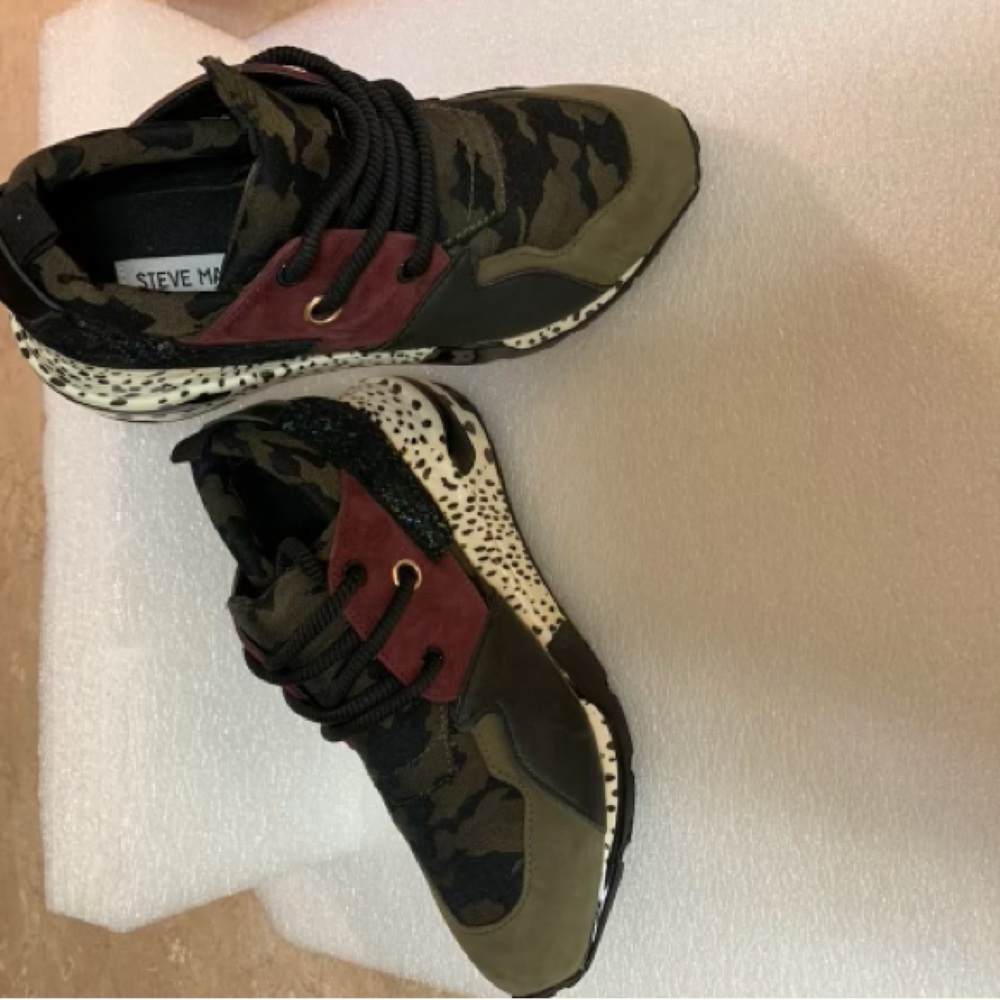 Steve Madden 
Size: 7 
Color Multi